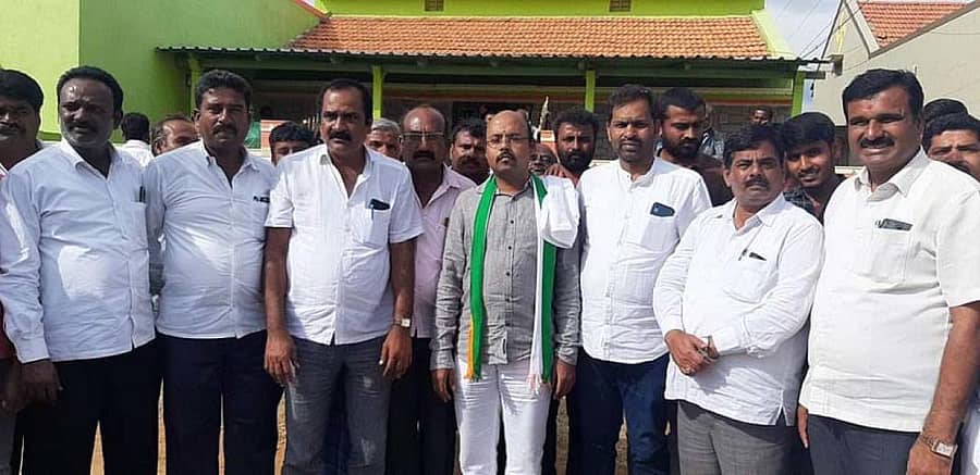 ಸಂತೇಬಾಚಹಳ್ಳಿ ಹೋಬಳಿಯ ಆದಿಹಳ್ಳಿಯಲ್ಲಿ ಕಾಂಗ್ರೆಸ್ ಅಭ್ಯರ್ಥಿ ಕೆ.ಬಿ.ಚಂದ್ರಶೇಖರ್ ಪರವಾಗಿ ಶಾಸಕ ಯತೀಂದ್ರ ಸಿದ್ದರಾಮಯ್ಯ ಮತಯಾಚನೆ ಮಾಡಿದರು