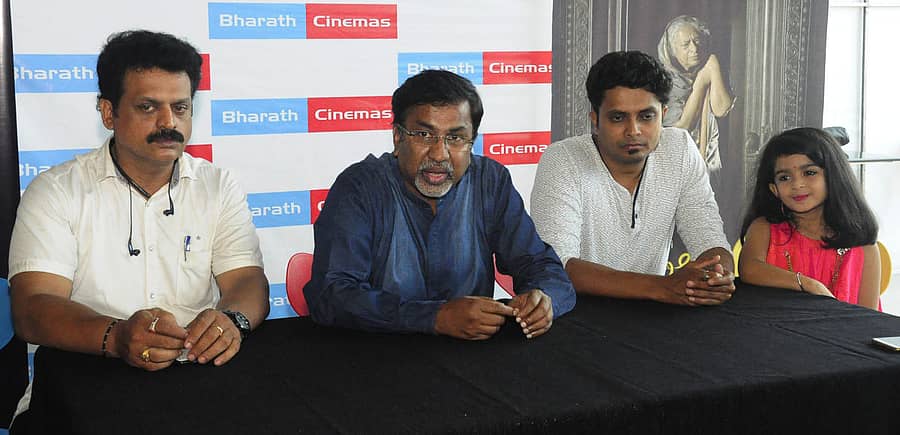 ಮಣಿಪಾಲದ ಭಾರತ್ ಸಿನಿಮಾಸ್ ಚಿತ್ರಮಂದಿರದಲ್ಲಿ ಮೂಕಜ್ಜಿಯ ಕನಸು ಚಿತ್ರದ ನಿರ್ದೇಶಕ ಪಿ.ಶೇಷಾದ್ರಿ ಸುದ್ದಿಗೋಷ್ಠಿ ನಡೆಸಿದರು.