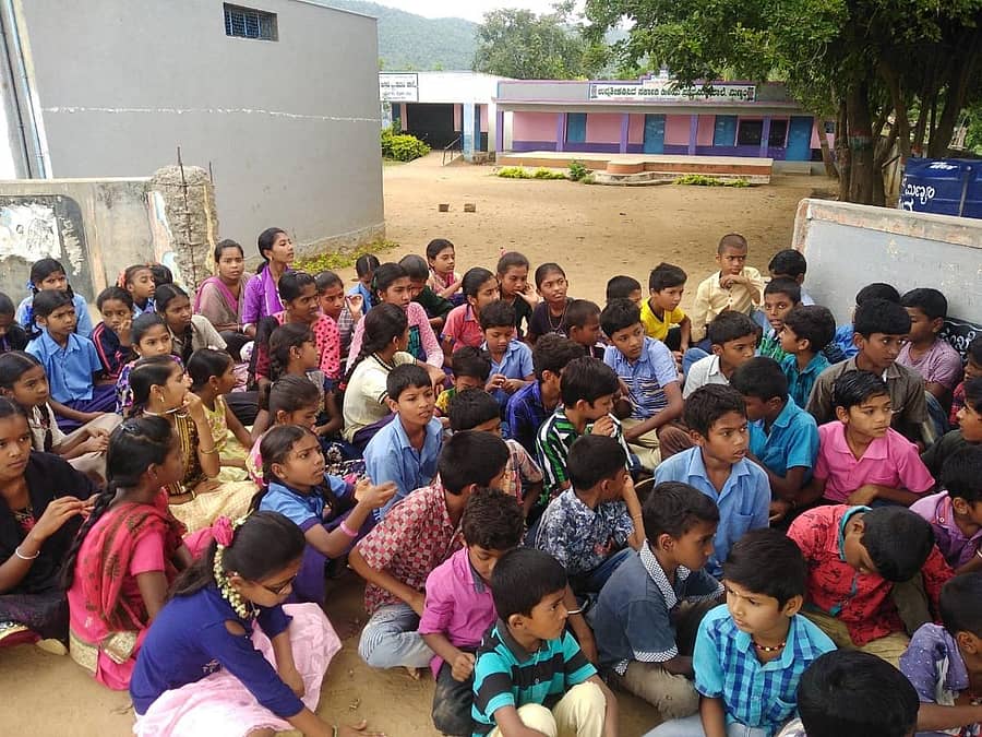 ಹನೂರು ಶೈಕ್ಷಣಿಕ ವಲಯದ ಮಿಣ್ಯಂ ಶಾಲೆಯಲ್ಲಿ ಸಹಶಿಕ್ಷಕ ಮಹಾದೇವ ಅವರ ನಿಯೋಜನೆಯನ್ನು ಖಂಡಿಸಿ ಮಕ್ಕಳು ತರಗತಿಗೆ ತೆರಳದೇ ಪ್ರತಿಭಟನೆ ನಡೆಸಿದರು