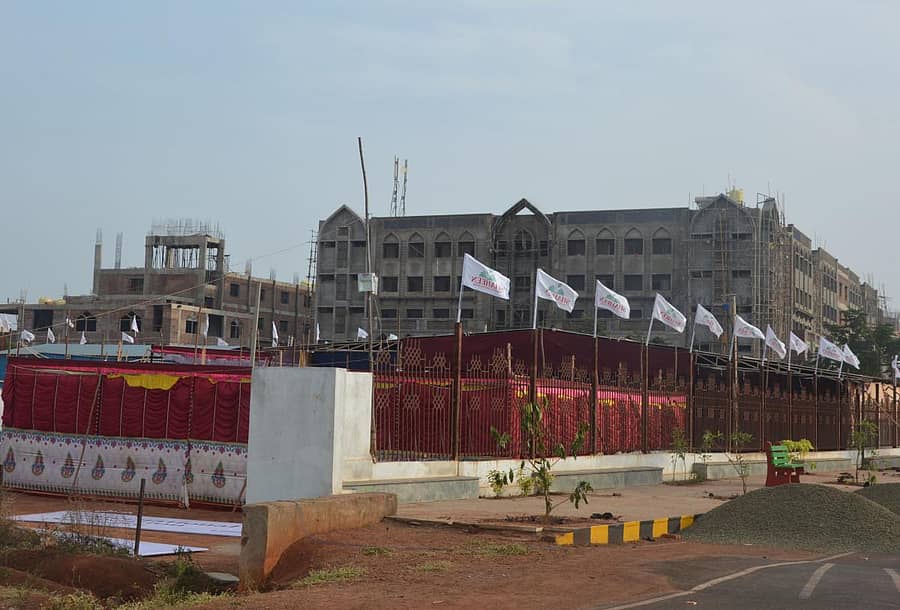 ಅಂತರರಾಷ್ಟ್ರೀಯ ಶಿಕ್ಷಣ ಸಮ್ಮೇಳನಕ್ಕಾಗಿ ಬೀದರ್ನ ಶಾಹೀನ್ ಪದವಿಪೂರ್ವ ವಿಜ್ಞಾನ ಕಾಲೇಜು ಆವರಣದಲ್ಲಿ ನಿರ್ಮಿಸಿರುವ ವೇದಿಕೆ