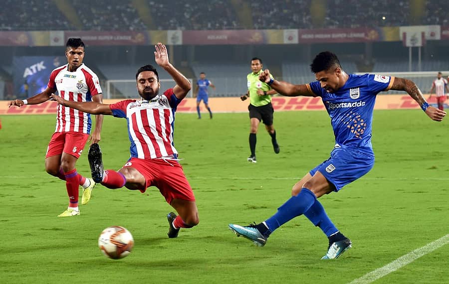 ಕೋಲ್ಕತ್ತದಲ್ಲಿ ಶನಿವಾರ ನಡೆದ ಇಂಡಿಯನ್ ಸೂಪರ್ ಲೀಗ್ (ಐಎಸ್‌ಎಲ್) ಫುಟ್‌ಬಾಲ್ ಟೂರ್ನಿಯಲ್ಲಿ ನಡೆದ ಪಂದ್ಯದಲ್ಲಿ ಮುಂಬೈ ಸಿಟಿ ಎಫ್‌ಸಿ (ನೀಲಿ) ಮತ್ತು ಎಟಿಕೆ ತಂಡಗಳ ನಡುವಣ ಹಣಾಹಣಿ –ಪಿಟಿಐ ಚಿತ್ರ