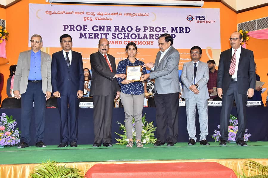 ಬೆಂಗಳೂರಿನ ಪಿಇಎಸ್ ವಿಶ್ವವಿದ್ಯಾಲಯದಲ್ಲಿ ಶನಿವಾರ ಪ್ರೊ.ಎಂ.ಆರ್.ದೊರೆಸ್ವಾಮಿ ಮತ್ತು ಡಾ.ಟಿ.ಜಿ.ಸೀತಾರಾಂ ಅವರು ಪ್ರತಿಭಾವಂತ ವಿದ್ಯಾರ್ಥಿಗಳಿಗೆ ವಿದ್ಯಾರ್ಥಿವೇತನ ವಿತರಿಸಿದರು. ಕುಲಪತಿ ಡಾ.ಕೆ.ಎನ್.ಬಿ.ಮೂರ್ತಿ, ವಾಲ್ಮಾರ್ಟ್ ಲ್ಯಾಬ್ಸ್ನ ಉಪಾಧ್ಯಕ್ಷ ಹರಿ ವಾಸುದೇವ್, ಶಿಕ್ಷಣ ಇಲಾಖೆಯ ಪ್ರಧಾನ ಕಾರ್ಯದರ್ಶಿ ಎಸ್.ಆರ್.ಉಮಾಶಂಕರ್, ಸಹ ಕುಲಾಧಿಪತಿ ಪ್ರೊ.ಡಿ.ಜವಾಹರ್ ಇದ್ದರು.