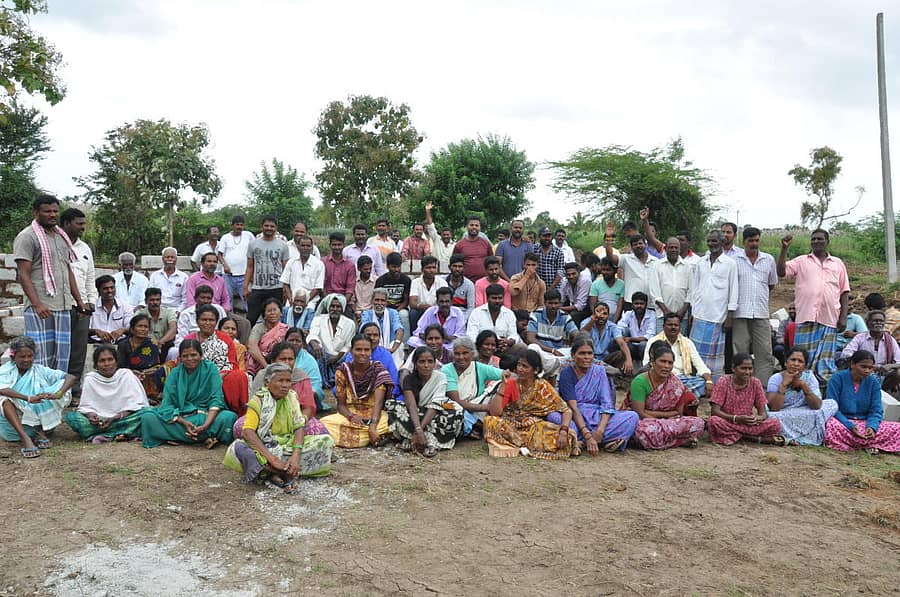 ದಲಿತರ ಸ್ಮಶಾನವನ್ನು ಒತ್ತುವರಿ ಮಾಡಿಕೊಂಡಿದ್ದಾಗಿ ಆರೋಪಿಸಿ ಉತ್ತಂಬಳ್ಳಿ ಗ್ರಾಮದ ಗ್ರಾಮಸ್ಥರು ರುದ್ರಭೂಮಿಯಲ್ಲಿ ಕುಳಿತು ಪ್ರತಿಭಟನೆ ನಡೆಸಿದರು