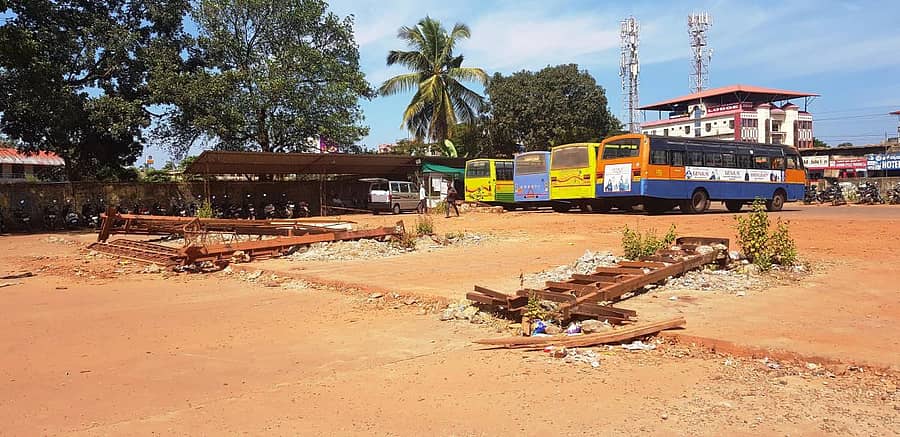 ಭಟ್ಕಳ ಬಸ್ ನಿಲ್ದಾಣದ ಹಳೆಯ ಕಟ್ಟಡ ಕುಸಿದು ಬಿದ್ದ ಜಾಗದಲ್ಲಿ ಅವಶೇಷಗಳನ್ನು ಇನ್ನೂ ತೆರವು ಮಾಡಿಲ್ಲ