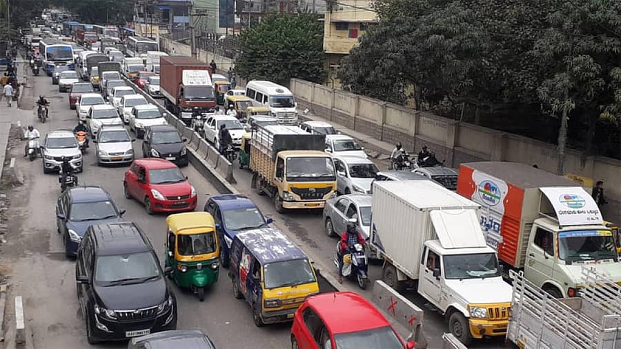 ಡೈರಿ ಸರ್ಕಲ್‌ನಿಂದ ಫೋರಂ ಮಾಲ್‌ವರೆಗೂ ಟ್ರಾಫಿಕ್ ಜಾಮ್