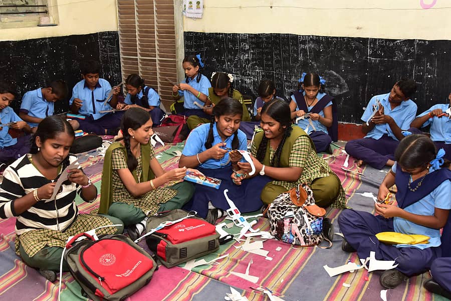 ಮಕ್ಕಳ ವಿಜ್ಞಾನ ಹಬ್ಬದಲ್ಲಿ ಮಕ್ಕಳು 3ಡಿ ಕನ್ನಡಕ ತಯಾರಿಯಲ್ಲಿ ತೊಡಗಿದ್ದ ವಿದ್ಯಾರ್ಥಿಗಳು- –ಪ್ರಜಾವಾಣಿ ಚಿತ್ರ