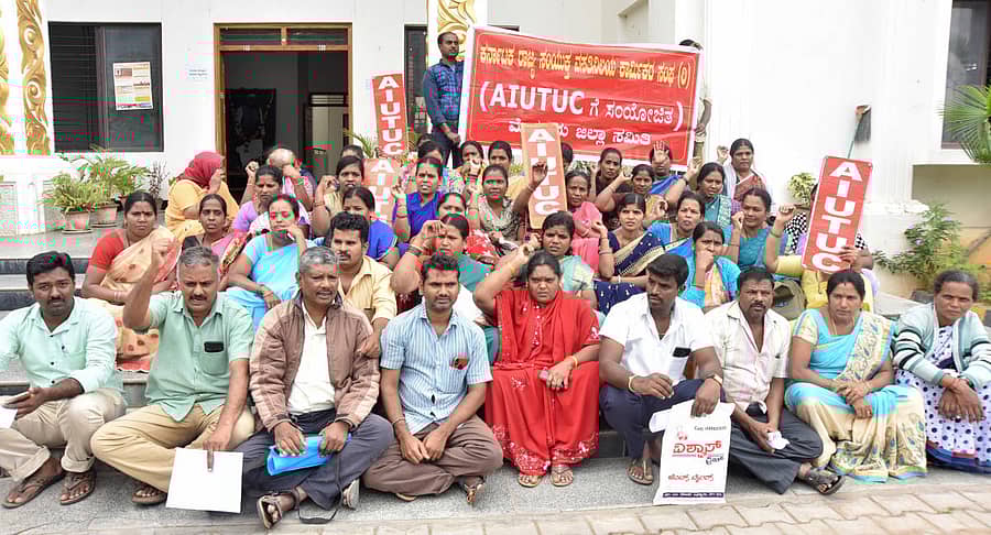 ಬಾಕಿ ಉಳಿಸಿಕೊಂಡಿರುವ ಆರು ತಿಂಗಳ ವೇತನವನ್ನು ಕೂಡಲೇ ಪಾವತಿಸಬೇಕು ಎಂದು ಒತ್ತಾಯಿಸಿ ಸಮಾಜ ಕಲ್ಯಾಣ ಇಲಾಖೆ ಕಚೇರಿ ಮುಂಭಾಗ ಬುಧವಾರ ಕರ್ನಾಟಕ ರಾಜ್ಯ ಸಂಯುಕ್ತ ವಸತಿನಿಲಯ ಕಾರ್ಮಿಕರ ಸಂಘದ ವತಿಯಿಂದ ಪ್ರತಿಭಟನೆ ನಡೆಯಿತು