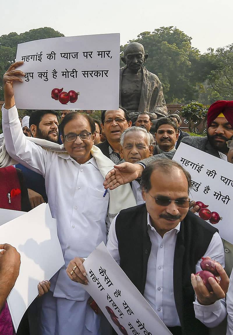 ಈರುಳ್ಳಿ ಬೆಲೆ ಏರಿಕೆ ಖಂಡಿಸಿ ಪ್ರತಿಭಟಿಸುತ್ತಿರುವ ಪಿ.ಚಿದಂಬರಂ