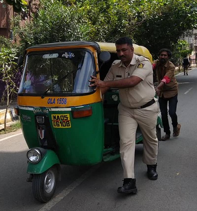 ಆಟೋ ತಳ್ಳುತ್ತಿರುವ ಬೆಂಗಳೂರು ಪೊಲೀಸ್ ಮತ್ತು ಡ್ರೈವರ್