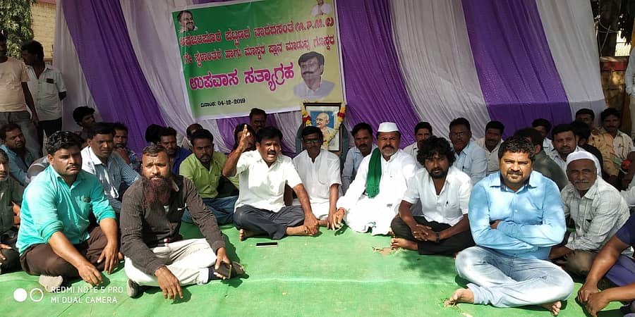 ಅಫಜಲಪುರ ಪಟ್ಟಣದ ವಾರದ ಸಂತೆಯನ್ನು ಎಪಿಎಂಸಿ ಆವರಣಕ್ಕೆ ಸ್ಥಳಾಂತರಿಸುವಂತೆ ಜಾತ್ಯತೀತ ಜನತಾದಳದ ಮುಖಂಡರು ಬುಧವಾರ ಉಪವಾಸ ಸತ್ಯಾಗ್ರಹ ನಡೆಸಿದರು