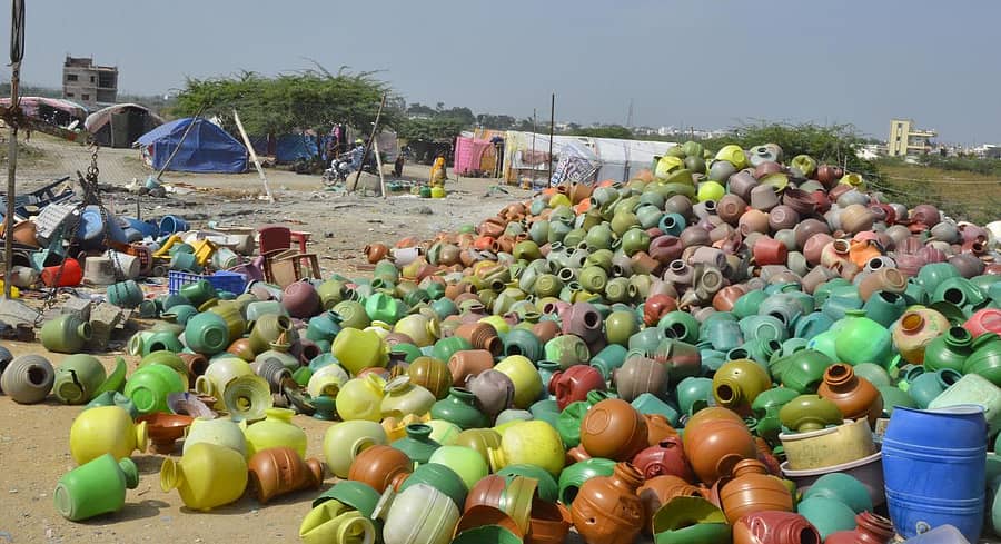 ಯಾದಗಿರಿಯ ಹೊಸಳ್ಳಿ ರಸ್ತೆಯಲ್ಲಿ ಸಣ್ಣ ಕೊಡಗಳ ಫ್ಯಾಕ್ಟರಿ