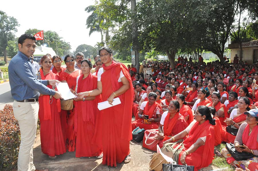 ಅಂಗನವಾಡಿ ನೌಕರರು ಜಿಲ್ಲಾ ಪಂಚಾಯಿತಿ ಮುಖ್ಯ ಕಾರ್ಯನಿರ್ವಾಹಕ ಅಧಿಕಾರಿ ಬಿ.ಎಚ್. ನಾರಾಯಣರಾವ್ ಅವರಿಗೆ ಮನವಿ ಸಲ್ಲಿಸಿದರು