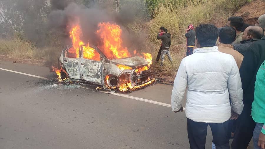 ಚಿಟಗುಪ್ಪ ತಾಲ್ಲೂಕಿನ ಮನ್ನಾಎಖ್ಖೆಳ್ಳಿ ಸಮೀಪ ಕಾರು ಹೊತ್ತಿಕೊಂಡಿರುವುದು