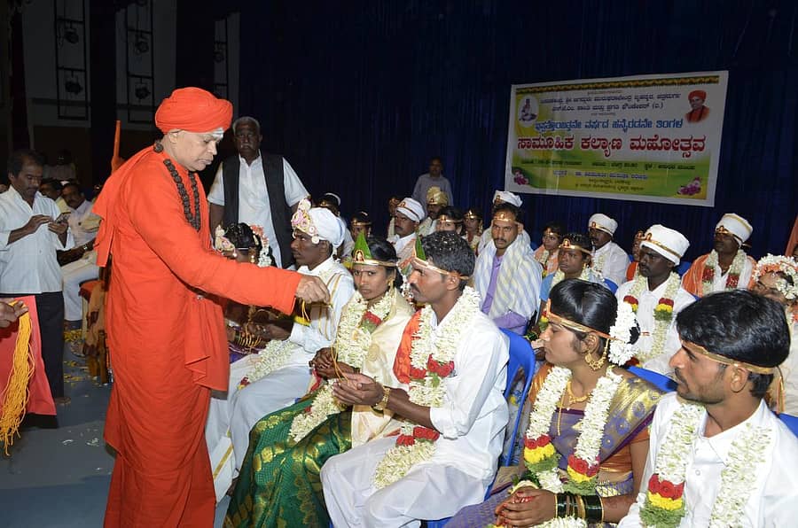 ಚಿತ್ರದುರ್ಗದ ಮುರುಘಾ ಮಠದಲ್ಲಿ ಗುರುವಾರ ನಡೆದ ಸಾಮೂಹಿಕ ವಿವಾಹದಲ್ಲಿ ಶಿವಮೂರ್ತಿ ಮುರುಘಾ ಶರಣರು ತಾಳಿ ವಿತರಿಸಿದರು.