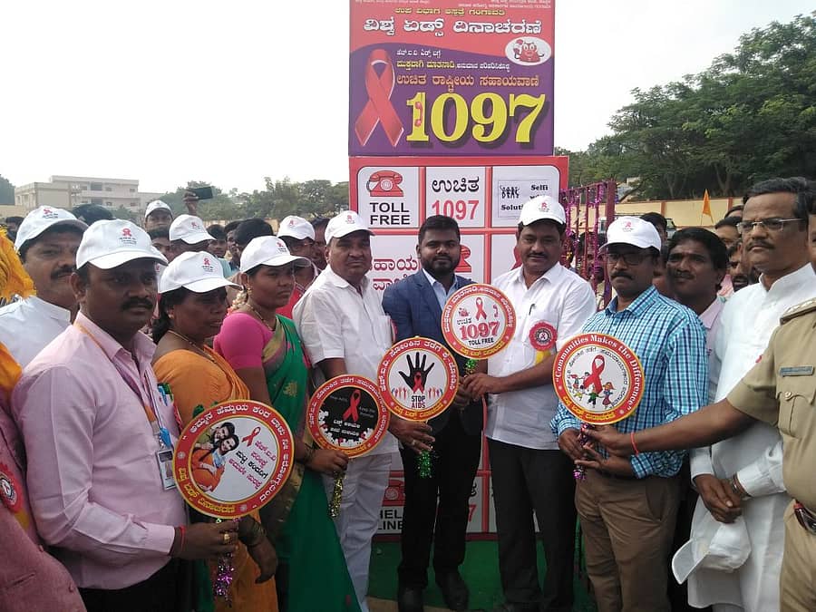 ಗಂಗಾವತಿಯ ಜೂನಿಯರ್ ಕಾಲೇಜು ಮೈದಾನದಲ್ಲಿ ಗುರುವಾರ ವಿಶ್ವ ಏಡ್ಸ್ ದಿನಾಚರಣೆ ಪ್ರಯುಕ್ತ ಉಚಿತ ಸಹಾಯವಾಣಿ ಸಂಖ್ಯೆಯನ್ನು ಜಿಲ್ಲಾಧಿಕಾರಿ ಪಿ.ಸುನೀಲ್ ಕುಮಾರ್ ಬಿಡುಗಡೆ ಮಾಡಿದರು