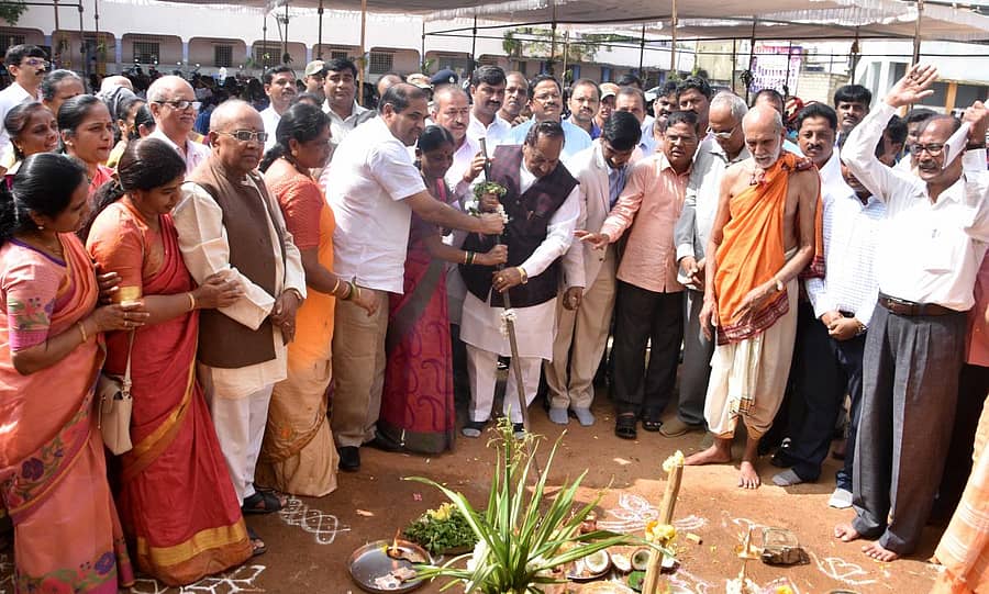 ಶಿವಮೊಗ್ಗ ದುರ್ಗಿಗುಡಿ ಸರ್ಕಾರಿ ಶಾಲಾ ಆವರಣದಲ್ಲಿ ಗುರುವಾರ ಜಿಲ್ಲಾ ಉಸ್ತುವಾರಿ ಸಚಿವ ಕೆ.ಎಸ್.ಈಶ್ವರಪ್ಪ ಕಟ್ಟಡ ಕಾಮಗಾರಿಗೆ ಗುದ್ದಲಿ ಪೂಜೆ ನೆರವೇರಿಸಿದರು.