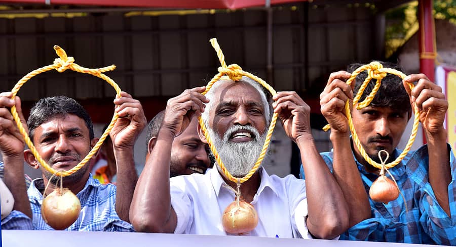 ಈರುಳ್ಳಿ ದರ ಏರಿಕೆ ಹಾಗೂ ಸಂಕಷ್ಟಕ್ಕೀಡಾದ ಗ್ರಾಹಕರು ಮತ್ತು ಕಾರ್ಮಿಕರ ರಕ್ಷಣೆಗೆ ಆಗ್ರಹಿಸಿ ಮಂಗಳೂರು ಬಂದರಿನ ಕಾರ್ಮಿಕರ ಕಟ್ಟೆ ಬಳಿ ಗುರುವಾರ ಬಂದರು ಶ್ರಮಿಕರ ಸಂಘದಿಂದ ನೇಣು ಹಗ್ಗ ಪ್ರದರ್ಶಿಸುವ ಮೂಲಕ ಪ್ರತಿಭಟನೆ ನಡೆಯಿತು –ಪ್ರಜಾವಾಣಿ ಚಿತ್ರ