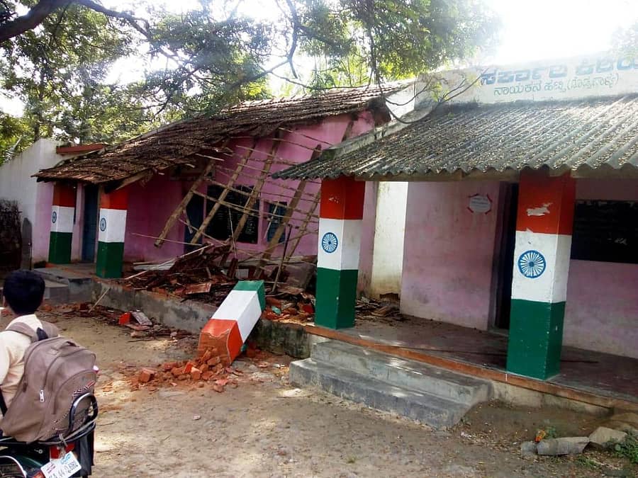 ಕುಸಿದು ಬಿದ್ದಿರುವ ಶಾಲೆ ಚಾವಣಿ