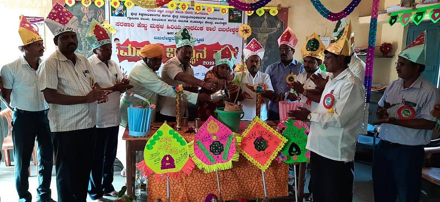 ಬಬಲೇಶ್ವರ ಗ್ರಾಮದ ಸರ್ಕಾರಿ ಕನ್ನಡ ಹೆಣ್ಣು ಮಕ್ಕಳ ಹಿರಿಯ ಪ್ರಾಥಮಿಕ ಶಾಲೆಯಲ್ಲಿ ಗುರುವಾರ ನಡೆದ ಮಕ್ಕಳ ವಿಜ್ಞಾನ ಹಬ್ಬವನ್ನು ಗ್ರಾಮ ಪಂಚಾಯಿತಿ ಅಧ್ಯಕ್ಷೆ ಬೌರಮ್ಮ ಬೂದಿಹಾಳ ಸಸಿಗೆ ನೀರು ಹಾಕುವ ಮೂಲಕ ಉದ್ಘಾಟಿಸಿದರು