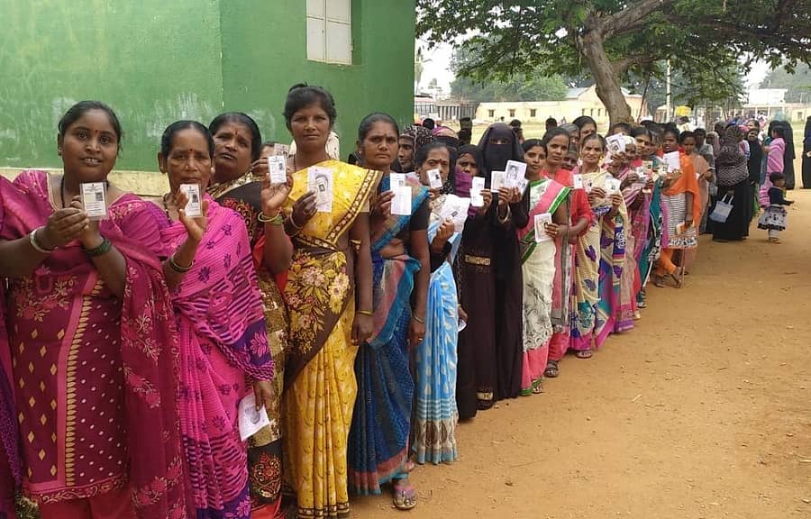 ಮಂಚೇನಹಳ್ಳಿಯ ಮತಗಟ್ಟೆ ಸಂಖ್ಯೆ 112ರಲ್ಲಿ ಮತದಾನ ಮಾಡಲು ಸಾಲಿನಲ್ಲಿ ನಿಂತಿರುವ ಮತದಾರರು.