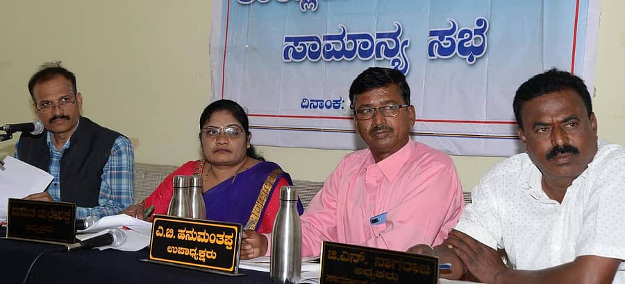 ದಾವಣಗೆರೆ ತಾಲ್ಲೂಕು ಪಂಚಾಯತಿ ಸಾಮಾನ್ಯ ಸಭೆಯಲ್ಲಿ ಅಧ್ಯಕ್ಷರಾದ ಮಮತಾ ಮಲ್ಲೇಶಪ್, ಕಾರ್ಯನಿರ್ವಾಹಕ ಅಧಿಕಾರಿ ದಾರುಕೇಶ್, ಉಪಾಧ್ಯಕ್ಷ ಎ.ಬಿ. ಹನುಮಂತಪ್ಪ, ಸ್ಥಾಯಿ ಸಮಿತಿ ಅಧ್ಯಕ್ಷ ಜಿ.ಎನ್. ನಾಗರಾಜ್ ಇದ್ದರು.