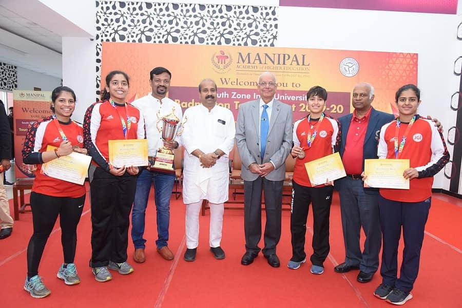 ಮಣಿಪಾಲದ ಮರೇನಾ ಒಳಾಂಗಣ ಕ್ರೀಡಾಂಗಣದಲ್ಲಿ ಗುರುವಾರ ಮುಕ್ತಾಯವಾದ ದಕ್ಷಿಣ ವಲಯ ಅಂತರ ವಿವಿ ಮಹಿಳಾ ಬ್ಯಾಡ್ಮಿಂಟನ್‌ ಟೂರ್ನಿಯಲ್ಲಿ ಬೆಂಗಳೂರಿನ ಜೈನ್‌ ವಿವಿ ಪ್ರಶಸ್ತಿ ಮುಡಿಗೇರಿಸಿಕೊಂಡಿತು.