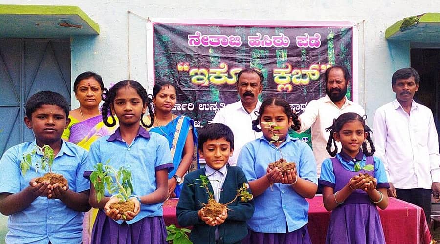 ಕೋಲಾರ ತಾಲ್ಲೂಕಿನ ಹರಟಿ ಸರ್ಕಾರಿ ಕಿರಿಯ ಪ್ರಾಥಮಿಕ ಶಾಲೆಯಲ್ಲಿ ಗುರುವಾರ ವಿಶ್ವ ಮಣ್ಣು ದಿನಾಚರಣೆ ನಡೆಯಿತು.