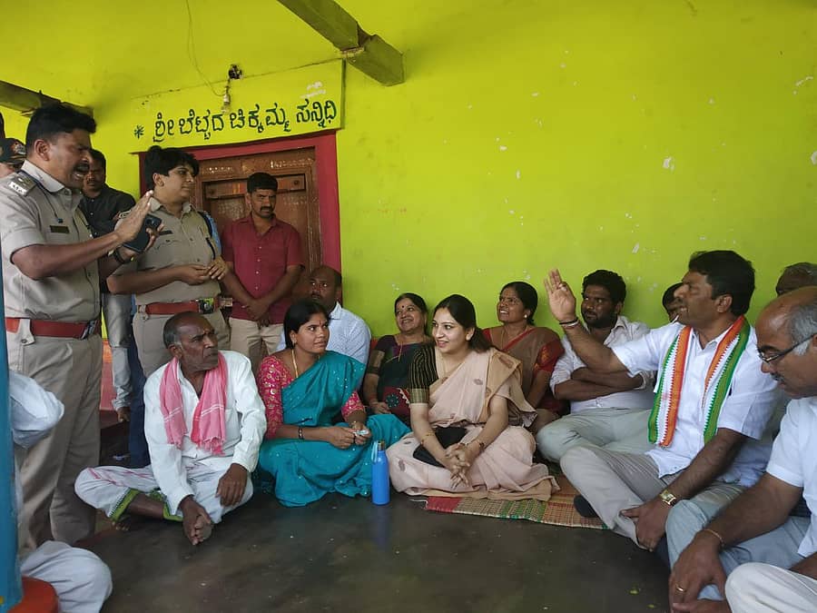 ಡಿವೈಎಸ್ಪಿ ಕೆ.ಎಸ್.ಸುಂದರ್ ರಾಜ್ ಜತೆ ವಾಗ್ವಾದ ನಡೆಸಿದ ಕಾಂಗ್ರೆಸ್ ಜಿಲ್ಲಾ ಘಟಕದ ಅಧ್ಯಕ್ಷ ಬಿ.ಜೆ.ವಿಜಯ್ಕುಮಾರ್. ಎಎಸ್ಪಿ ಪಿ.ವಿ.ಸ್ನೇಹಾ, ಶಾಸಕ ಅನಿಲ್ ಕುಮಾರ್ ಹಾಗೂ ಕುಟುಂಬದ ಸದಸ್ಯರು ಇದ್ದಾರೆ