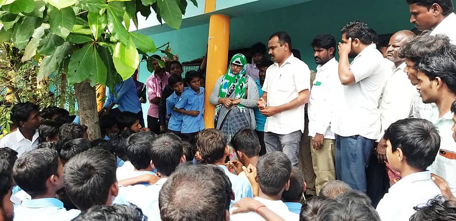 ಚಿಂಚೋಳಿ ತಾಲ್ಲೂಕು ಗಡಿಕೇಶ್ವಾರ ಗ್ರಾಮದ ಸಮಾಜ ಕಲ್ಯಾಣ ಇಲಾಖೆಯ ಮೆಟ್ರಿಕ್ ಪೂರ್ವ ಬಾಲಕರ ವಸತಿ ನಿಲಯಕ್ಕೆ ಭೇಟಿ ನೀಡಿದ ಸಮಾಜ ಕಲ್ಯಾಣ ಇಲಾಖೆಯ ಸಹಾಯಕ ನಿರ್ದೇಶಕರ ಕಚೇರಿಯ ಅಧೀಕ್ಷಕಿ ಜನ್ನತಬಿ ಬಡಿಗೇರ ಮಕ್ಕಳ ಮನವಿ ಆಲಿಸಿದರು