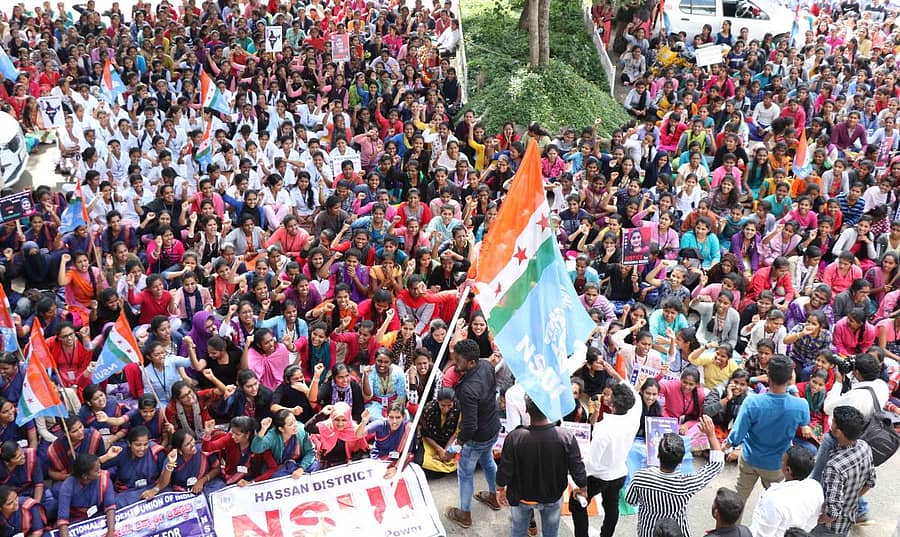 ಹಾಸನದಲ್ಲಿ ಎನ್ಎಸ್‌ಯುಐ ನೇತೃತ್ವದಲ್ಲಿ ವಿದ್ಯಾರ್ಥಿಗಳು ಪ್ರತಿಭಟನೆ ನಡೆಸಿದರು.