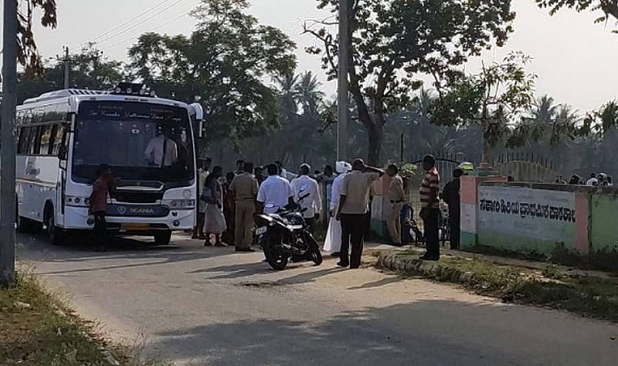 ಸಂತೇಬಾಚಹಳ್ಳಿ ಗ್ರಾಮಕ್ಕೆ ಮುಂಬೈನಿಂದ ಖಾಸಗಿ ಬಸ್ನಲ್ಲಿ ಬಂದು ಮತದಾನ ಮಾಡಿದ ಜನರು