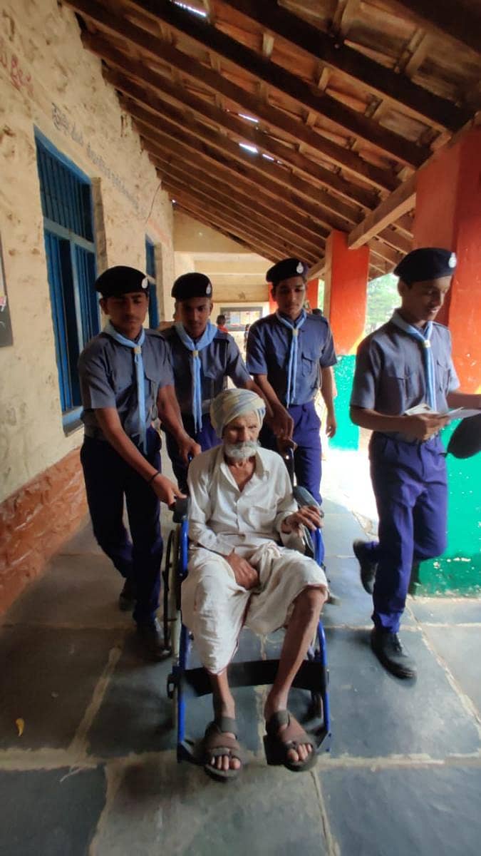 ಕಾಗವಾಡ ಕ್ಷೇತ್ರದ ಶಿರಗುಪ್ಪಿಯಲ್ಲಿ 90 ವರ್ಷ ವಯಸ್ಸಿನ ರಾಮು ಮಡಿವಾಳ ಅವರು ಸ್ಕೌಟ್ ಮತ್ತು ಗೈಡ್ಸ್ ವಿದ್ಯಾರ್ಥಿಗಳ ನೆರವಿನಲ್ಲಿ ವ್ಹೀಲ್ ಚೇರ್ನಲ್ಲಿ ಬಂದು ಮತ ಹಕ್ಕು ಚಲಾಯಿಸಿದರು
