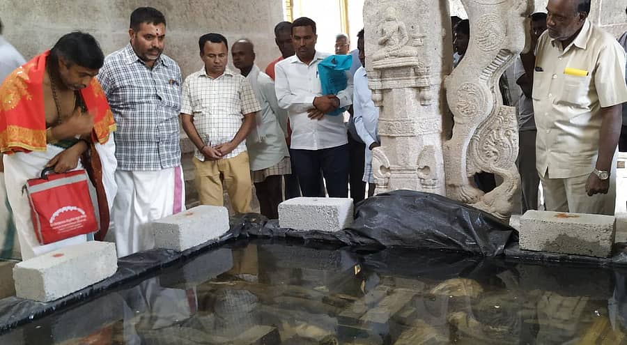 ವೆಲ್ಲಾಲ ಸತ್ಯ ನಾರಾಯಣಶಾಸ್ತ್ರಿ ಅವರು ಕೋಲಾರ ತಾಲ್ಲೂಕಿನ ಕಲ್ಲಂಡೂರು ಗ್ರಾಮದ ಚಂದ್ರಮೌಳೇಶ್ವರ ದೇವಾಲಯಕ್ಕೆ ಗುರುವಾರ ಭೇಟಿ ನೀಡಿ ಜೀರ್ಣೋದ್ಧಾರ ಕಾರ್ಯ ಪರಿಶೀಲಿಸಿದರು.