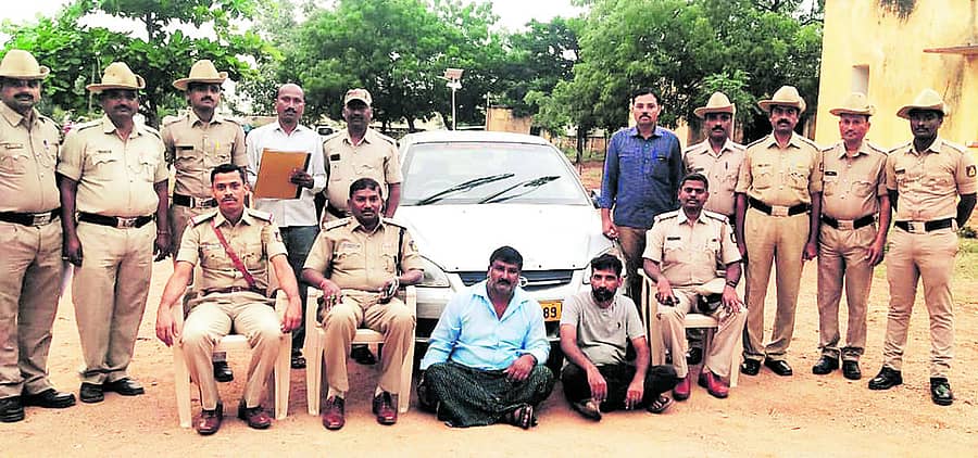 ಆರೋಪಿಗಳನ್ನು ಬಂಧಿಸಿರುವ ಹನುಮಸಾಗರ ಠಾಣೆ ಪೊಲೀಸರು