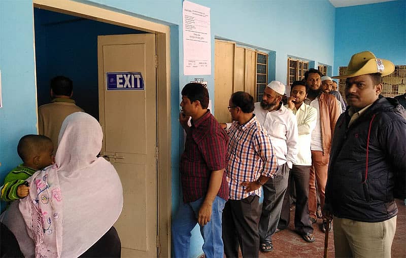 ಶಿವಾಜಿನಗರದ ಮತಗಟ್ಟೆಯೊಂದರಲ್ಲಿ ಮತದಾನಕ್ಕೆ ಸಾಲು ನಿಂತಿರುವ ಜನರು