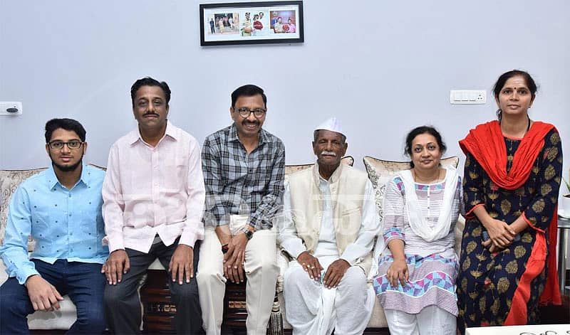 ಚಿಕ್ಕಪ್ಪ ಜ್ಞಾನಪ್ಪ ಸಜ್ಜನರ್ ಅವರೊಂದಿಗೆ ಸೈದರಾಬಾದ್ ಪೊಲೀಷ್ ಕಮಿಷನರ್ ವಿಶ್ವನಾಥ ಸಜ್ಜನರ್ ಅವರ ಕುಟುಂಬ /ಪ್ರಜಾವಾಣಿ ಚಿತ್ರ