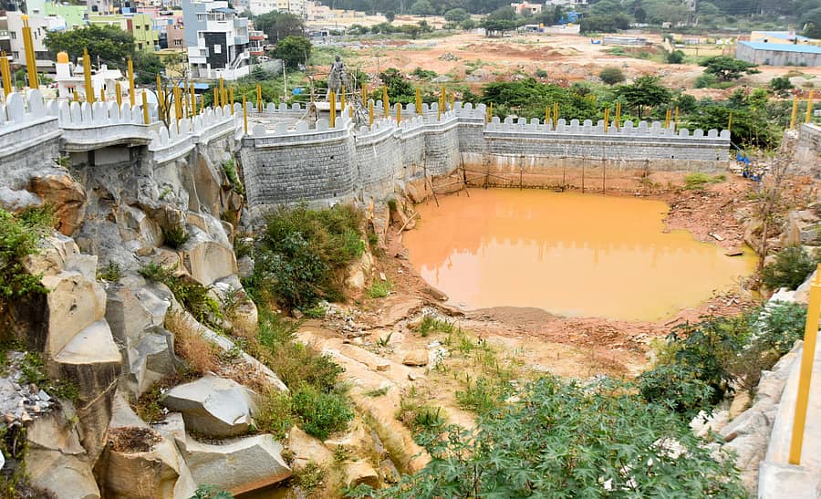 ಮಲ್ಲಸಂದ್ರದಲ್ಲಿ ನಿರ್ಮಾಣವಾಗುತ್ತಿರುವ ಕೋಟೆಯಲ್ಲಿ ಮಳೆ ನೀರು ಸಂಗ್ರಹಕ್ಕೆ ಕಲ್ಪಿಸಿರುವ ಜಾಗ –ಪ್ರಜಾವಾಣಿ ಚಿತ್ರ/ಅನೂಪ್ ರಾಘ್ ಟಿ.