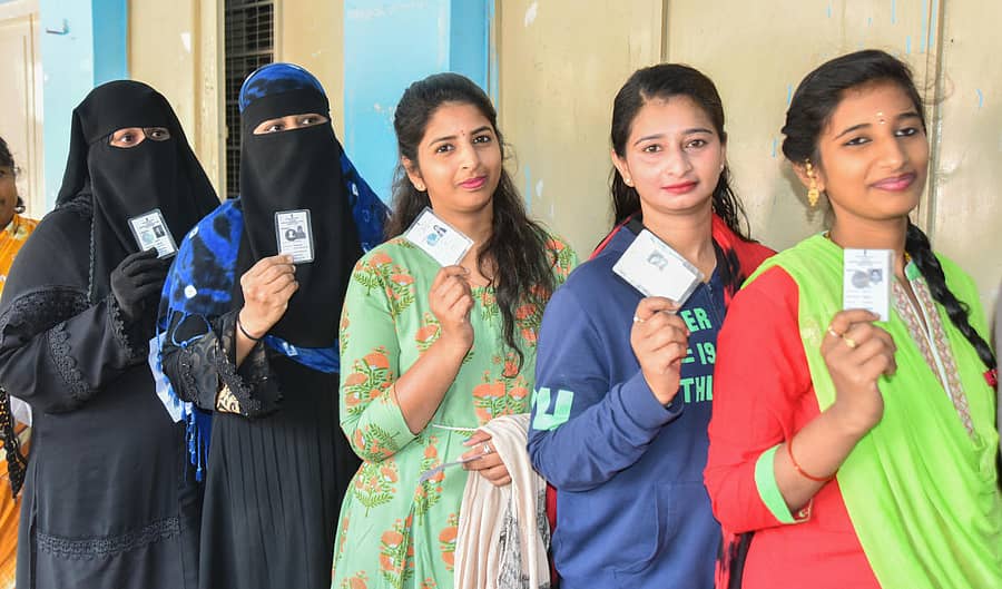 ಶಿವಾಜಿನಗರ ಕ್ಷೇತ್ರ ವ್ಯಾಪ್ತಿಯ ಹಫೀಸಾ ಹಿರಿಯ ಪ್ರಾಥಮಿಕ ಶಾಲೆ ಮತಗಟ್ಟೆಯಲ್ಲಿ ಯುವತಿಯರು ತಮ್ಮ ಗುರುತಿನ ಚೀಟಿ ತೋರಿಸಿದರು – ಪ್ರಜಾವಾಣಿ ಚಿತ್ರಗಳು