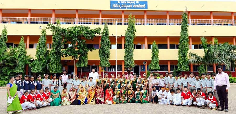 ತಾಳಿಕೋಟೆ ಪಟ್ಟಣದಲ್ಲಿರುವ ಸರ್ವಜ್ಞ ಶಾಲೆ ಮುಂದೆ ವಿದ್ಯಾರ್ಥಿಗಳು ಹಾಗೂ ಶಿಕ್ಷಕರು