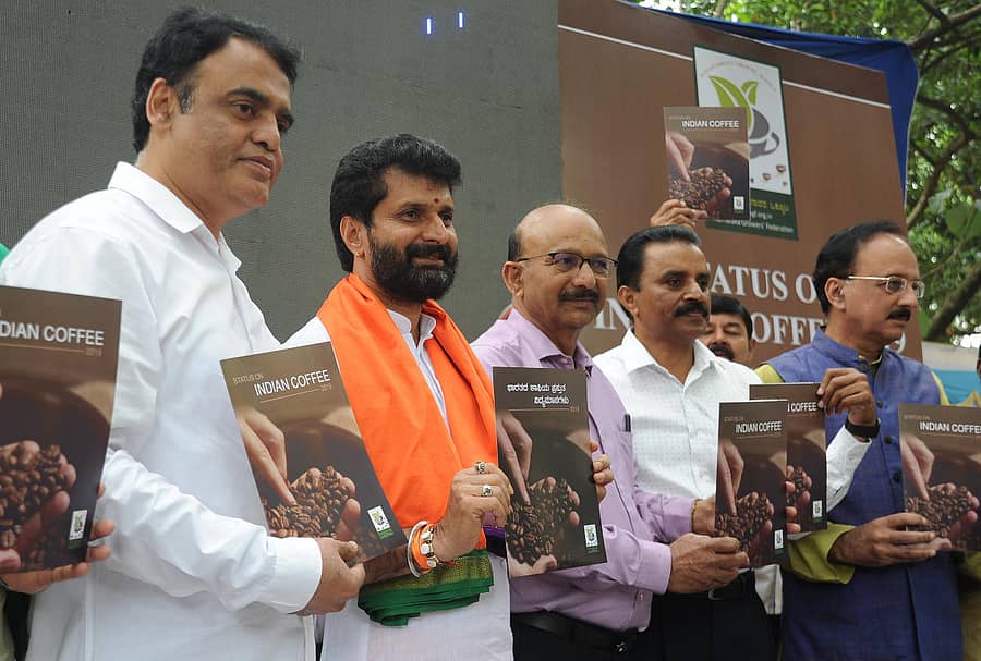 ಕಾಫಿ ವಿದ್ಯಮಾನಗಳ ಕುರಿತ ಕೈಪಿಡಿಯನ್ನು ಉಪಮುಖ್ಯಮಂತ್ರಿ ಡಾ.ಸಿ.ಎನ್.ಅಶ್ವತ್ಥನಾರಾಯಣ, ಪ್ರವಾಸೋದ್ಯಮ ಸಚಿವ ಸಿ.ಟಿ.ರವಿ, ಕರ್ನಾಟಕ ಬೆಳೆಗಾರರ ಒಕ್ಕೂಟದ ಖಜಾಂಚಿ ಐ.ಎಂ.ಮಹೇಶ್ ಗೌಡ, ಅಧ್ಯಕ್ಷ ಯು.ಎಂ.ತೀರ್ಥಮಲ್ಲೇಶ್, ಹಿರಿಯ ಆರ್ಥಿಕ ತಜ್ಞ ಹಾಗೂ ಪತ್ರಕರ್ತ ದೇವೀಂದರ್ ಶರ್ಮಾ ಪ್ರದರ್ಶಿಸಿದರು. ಪ್ರಜಾವಾಣಿ ಚಿತ್ರ