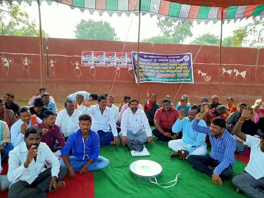 ರಾಯಚೂರಿನ ಸ್ಲಂ ನಿವಾಸಿಗಳ ಕ್ರಿಯಾ ವೇದಿಕೆ ಪದಾಧಿಕಾರಿಗಳು ವಿವಿಧ ಬೇಡಿಕೆಗಳನ್ನು ಈಡೇರಿಸುವಂತೆ ಒತ್ತಾಯಿಸಿ ಟಿಪ್ಪು ಸುಲ್ತಾನ್ ಉದ್ಯಾನವನದಲ್ಲಿ ಶುಕ್ರವಾರದಿಂದ ಧರಣಿ ಆರಂಭಿಸಿದರು