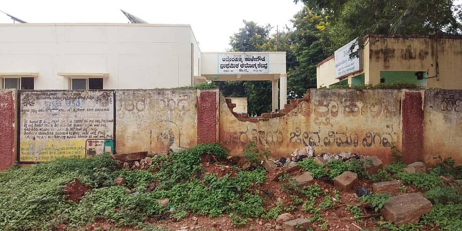 ಕೊಪ್ಪ ಪ್ರಾಥಮಿಕ ಆರೋಗ್ಯ ಕೇಂದ್ರದ ತಡೆಗೋಡೆ ಹಾಳಾಗಿರುವುದು (ಎಡಚಿತ್ರ). ಆರೋಗ್ಯ ಕೇಂದ್ರದ ಆವರಣದಲ್ಲಿನ ಶವಾಗಾರ ಕೊಠಡಿ