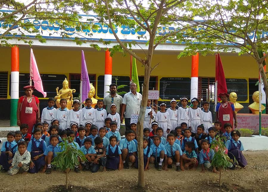 ಉದಗಟ್ಟಿಯ ನಾಗಲಿಂಗ ನಗರದ ಕಲ್ಲೋಳಿತೋಟದ ಸರ್ಕಾರಿ ಕಿರಿಯ ಪ್ರಾಥಮಿಕ ಶಾಲೆಯ ಮಕ್ಕಳೊಂದಿಗೆ ಶಿಕ್ಷಕರು