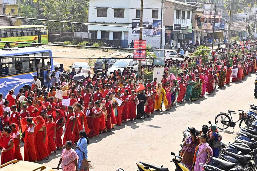 ರಾಜ್ಯ ಅಂಗನವಾಡಿ ನೌಕರರ ಸಂಘದಿಂದ ಕಾರವಾರದಲ್ಲಿ ಶುಕ್ರವಾರ ಪ್ರತಿಭಟನಾ ಮೆರವಣಿಗೆ ನಡೆಯಿತು