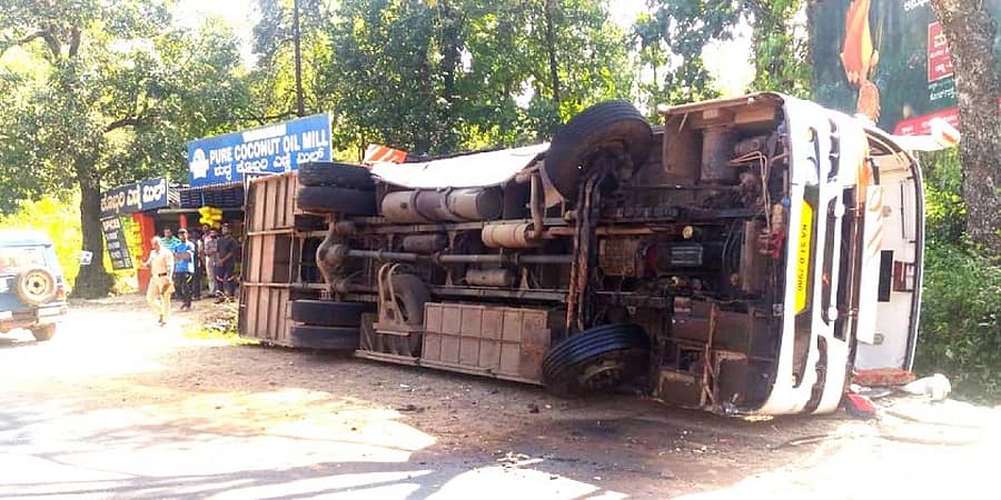 ನೆಲ್ಯಾಡಿ ಸಮೀಪ ಕೌಕ್ರಾಡಿ ಗ್ರಾಮದ ಕಾಪಿನಬಾಗಿಲಿನಲ್ಲಿ ಬಸ್ ಕಾರು ಮಗುಚಿ 17 ಮಂದಿ ಗಾಯಗೊಂಡಿದ್ದಾರೆ