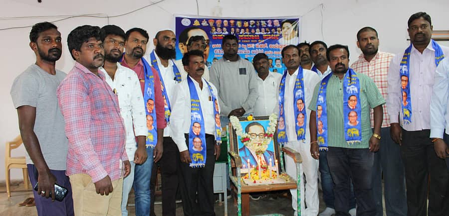 ಆನೇಕಲ್ನ ತಾಲ್ಲೂಕು ಪಂಚಾಯಿತಿಯ ಸಾಮರ್ಥ್ಯ ಸೌಧದಲ್ಲಿ ಬಿಎಸ್ಪಿ ತಾಲ್ಲೂಕು ಘಟಕದ ವತಿಯಿಂದ ಆಯೋಜಿಸಿದ್ದ ಅಂಬೇಡ್ಕರ್ ಪರಿನಿರ್ವಾಣ ದಿನದ ಅಂಗವಾಗಿ ಅಂಬೇಡ್ಕರ್ ಭಾವಚಿತ್ರಕ್ಕೆ ಪುಷ್ಪನಮನ ಸಲ್ಲಿಸಲಾಯಿತು