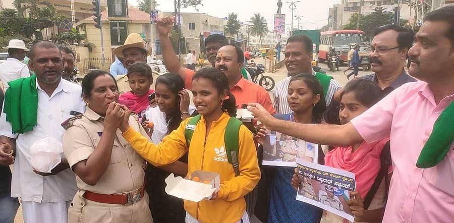 ತೆಲಂಗಾಣದ ಪಶು ವೈದ್ಯೆ ಕೊಲೆ ಆರೋಪಿಗಳನ್ನು ಪೊಲೀಸರು ಎನ್ಕೌಂಟರ್ ಮಾಡಿದ ಹಿನ್ನೆಲೆಯಲ್ಲಿ ವಿವಿಧ ಸಂಘಟನೆಗಳ ಸದಸ್ಯರು ಕೋಲಾರದಲ್ಲಿ ಶುಕ್ರವಾರ ಪೊಲೀಸರಿಗೆ ಸಿಹಿ ತಿನ್ನಿಸಿ ವಿಜಯೋತ್ಸವ ಆಚರಿಸಿದರು.