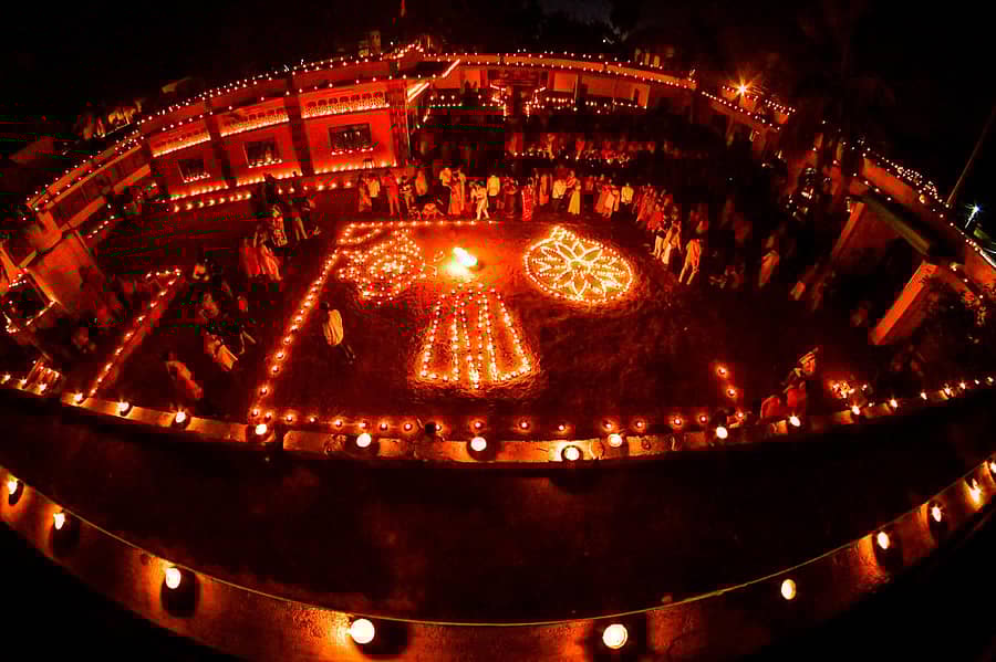 ಕೊಪ್ಪಳದ ರಾಘವೇಂದ್ರ ಸ್ವಾಮಿಗಳ ಮಠದಲ್ಲಿ ನಡೆದ ಲಕ್ಷ ದೀಪೋತ್ಸವದ ನಯನ ಮನೋಹರ ದೃಶ್ಯಪ್ರಜಾವಾಣಿ ಚಿತ್ರಗಳು: ಭರತ್ ಕಂದಕೂರ