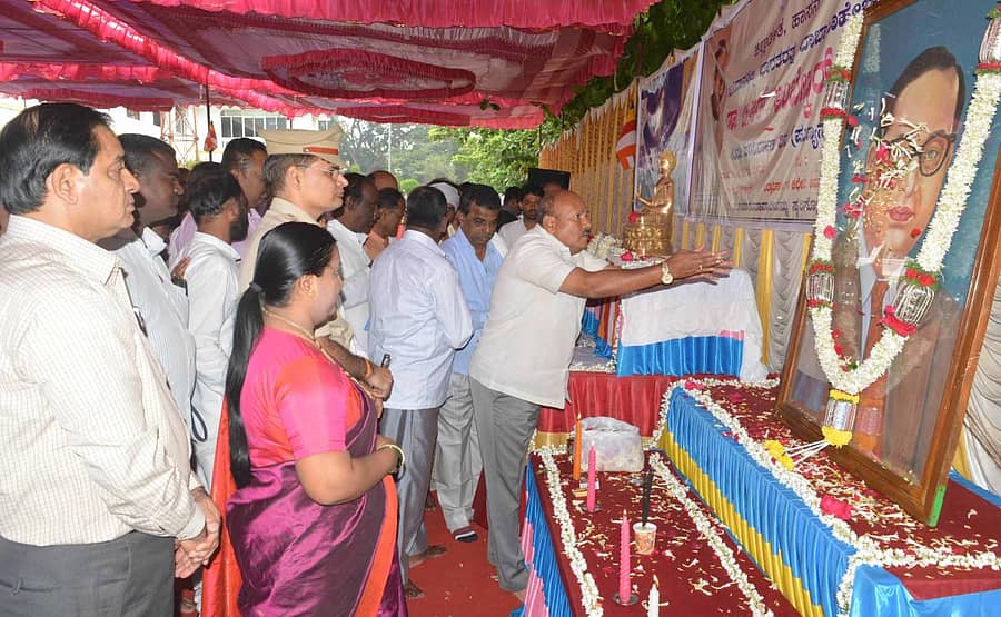 ಹಾಸನದಲ್ಲಿ ಏರ್ಪಡಿಸಿದ್ದ ಮಹಾಪರಿನಿರ್ವಾಣ ಕಾರ್ಯಕ್ರಮದಲ್ಲಿ ಅಂಬೇಡ್ಕರ್‌ ಭಾವಚಿತ್ರಕ್ಕೆ ಶಾಸಕ ಎಚ್‌.ಕೆ.ಕುಮಾರಸ್ವಾಮಿ ಪುಷ್ಪಾರ್ಚನೆ ಮಾಡಿದರು.