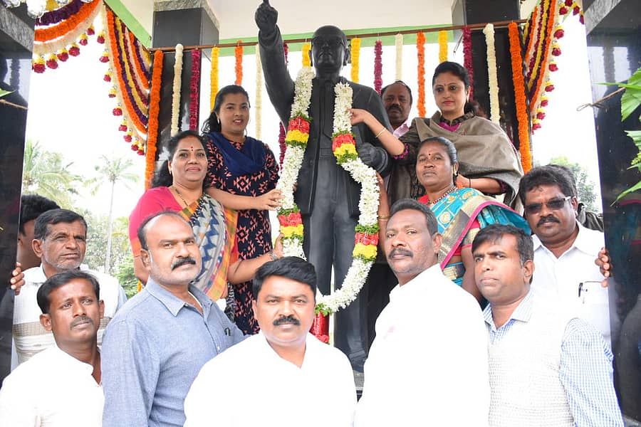 ಅಂಬೇಡ್ಕರ್ ಅವರ ಪುತ್ಥಳಿಗೆ ಜಿಲ್ಲಾಧಿಕಾರಿ, ಸಿಇಒ ಅವರು ಮಾಲಾರ್ಪಣೆ ಮಾಡಿದರು.